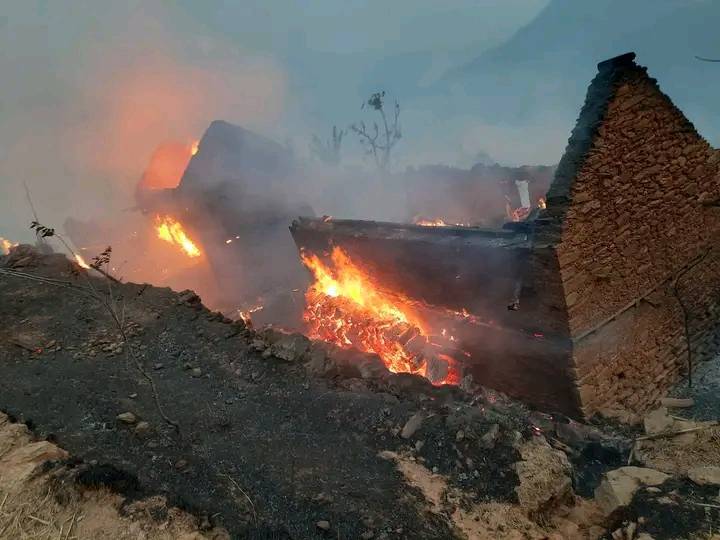 तेह्रथुमको चुहानडाँडाको हात्तिखर्कमा आगोलागि; आगलागीबाट १४ घर जलेर नष्ट