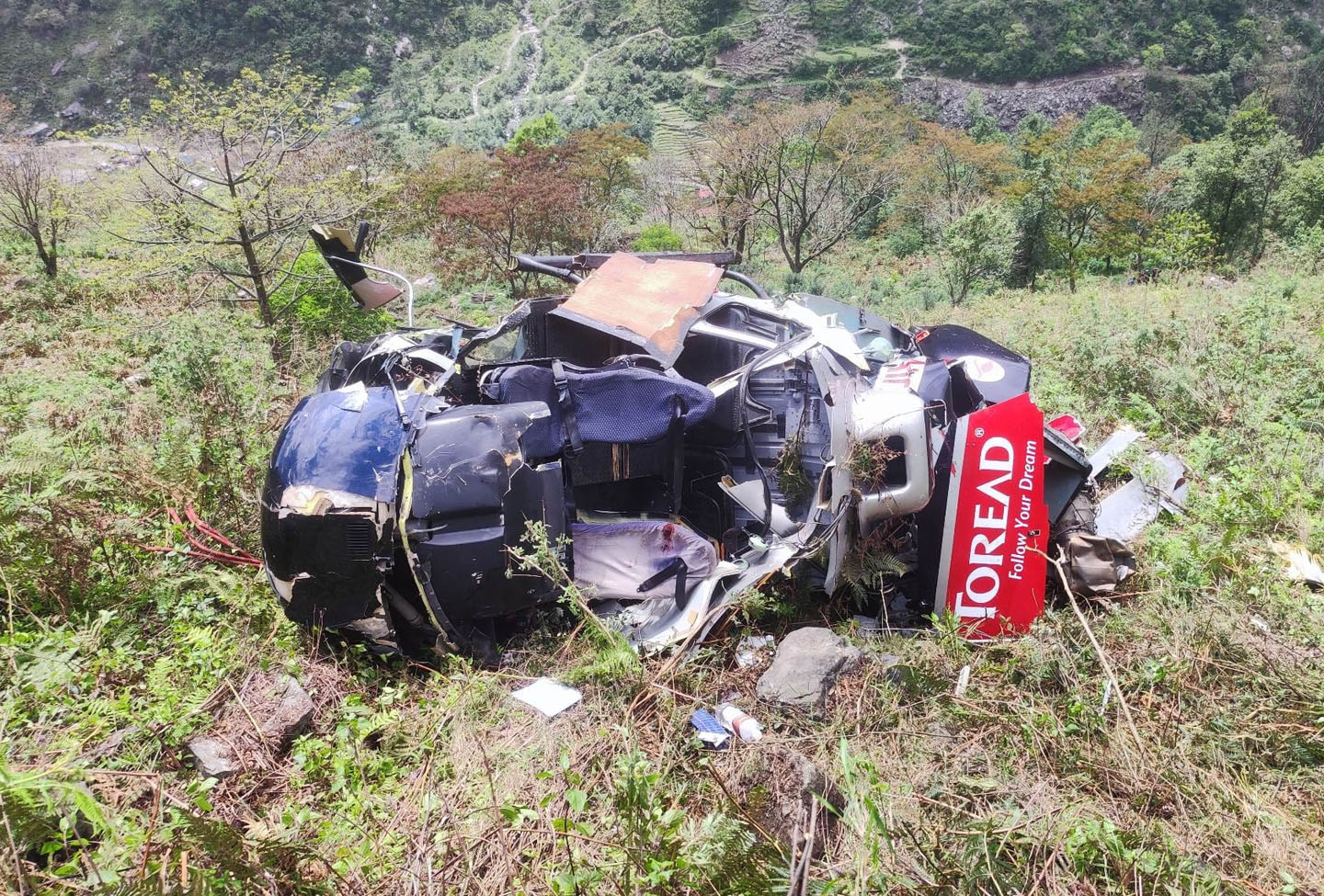 सिम्रिक एअरकाे हेलिकप्टर दुर्घटना: १ जनाको मृत्यु, घाइतेलाई उपचारका लागि काठमाडौं ल्याइयो