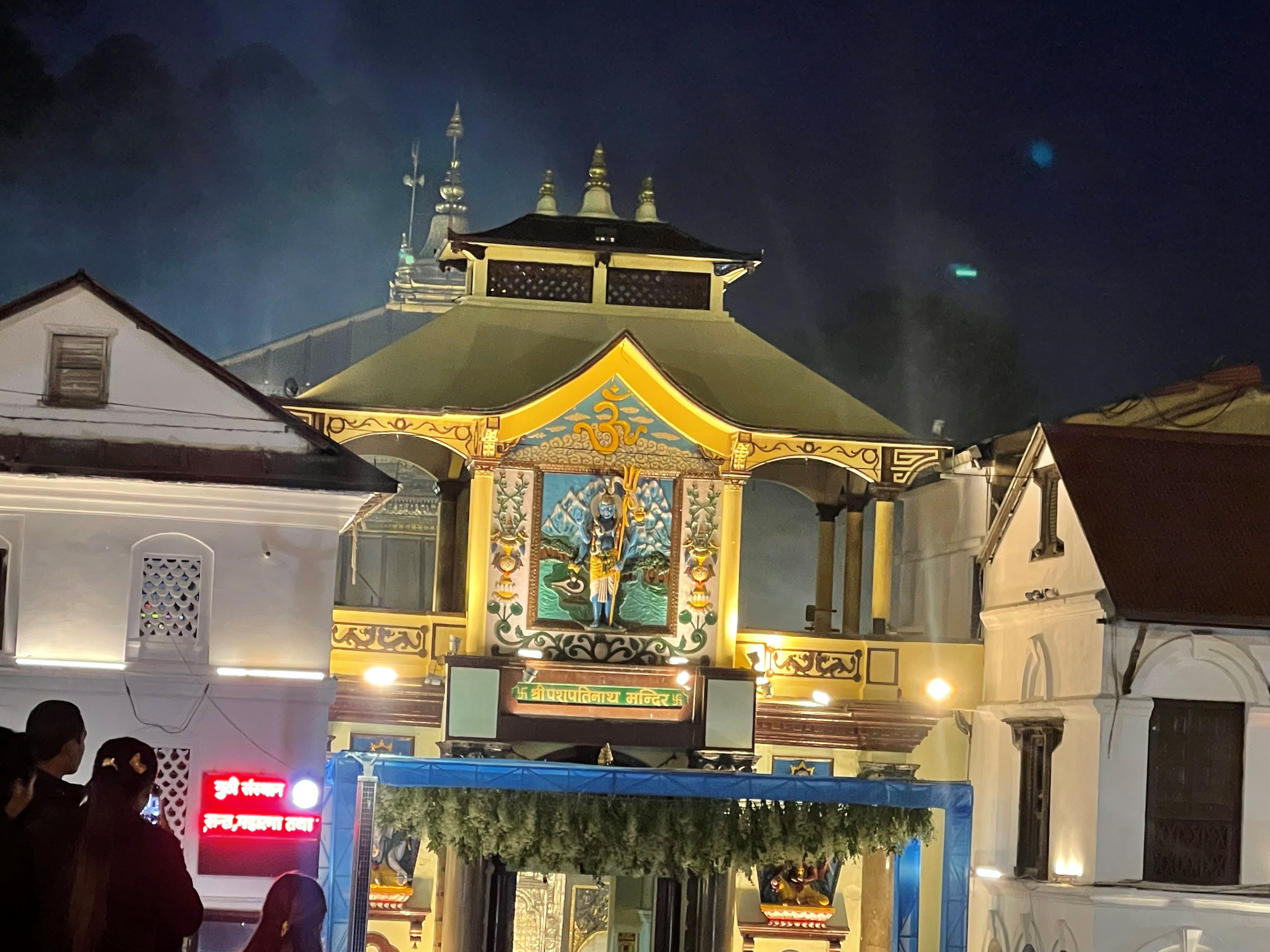 महाशिवरात्रिको अवसरमा झकिझकाउ पशुपति , आज  बेलुकादेखि  नै  भक्तजनहरुको भीड