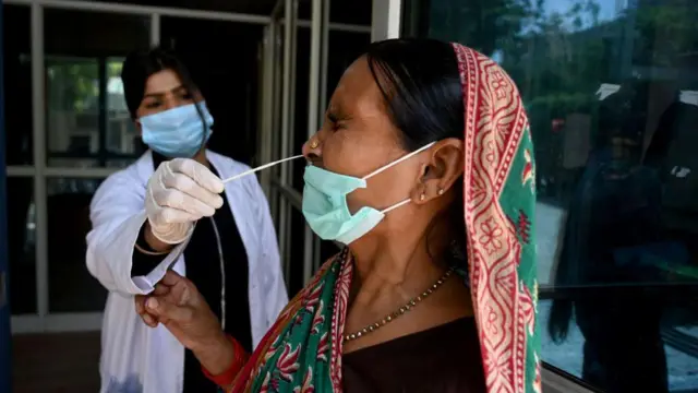 भारतबाट फर्किनेमा कोरोना संक्रमण, पर्याप्त कीट नहुँदा परीक्षणमा समस्या
