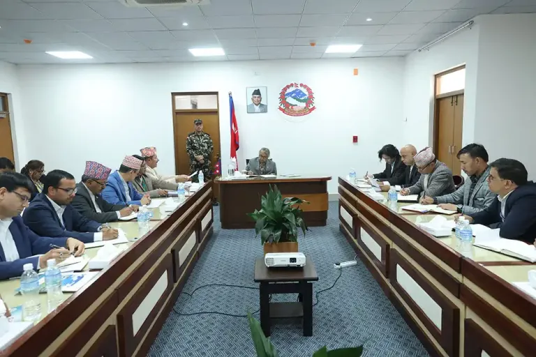 प्रधानमन्त्री र निर्वाचन आयोगका पदाधिकारीहरुबीच आसन्न निर्वाचनको विषयमा छलफल