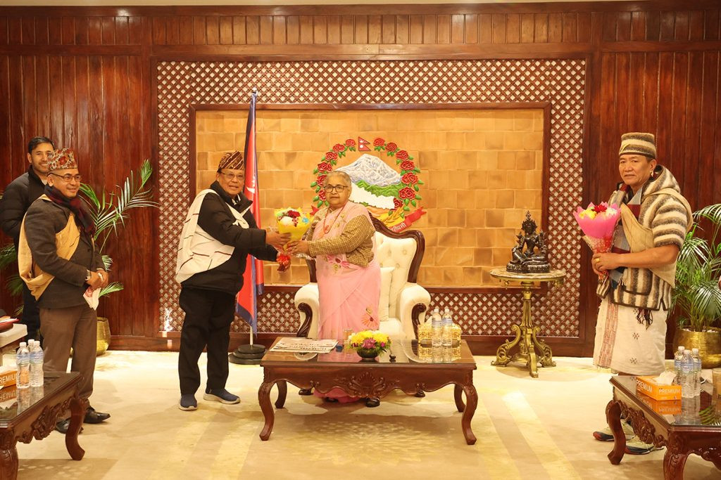 सरकारी कर्मचारीले हप्तामा एक दिन परम्परागत पोसाक लगाउनुपर्ने प्रधानमन्त्री कार्कीको प्रस्ताव