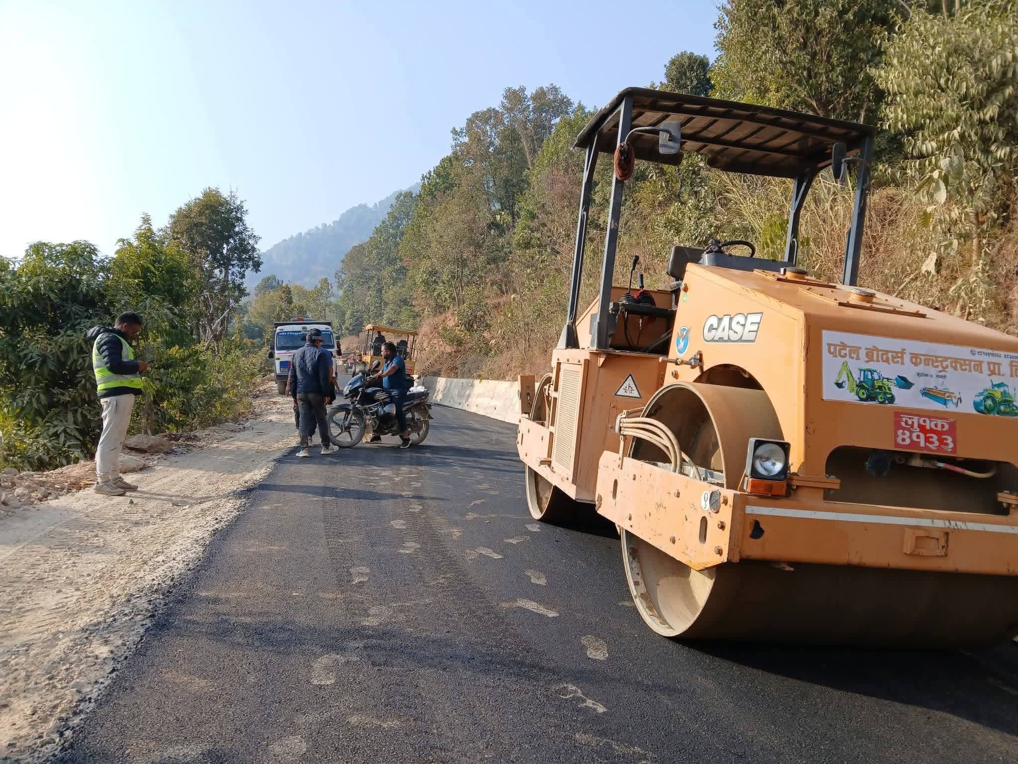 तानसेनकाे डुम्रे गुफाचउर सडक कालाेपत्रे सुरू