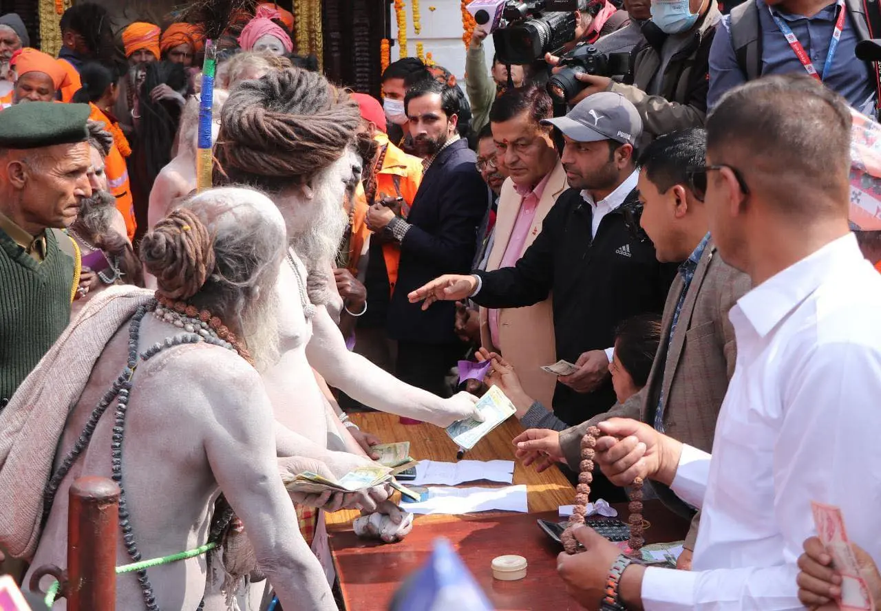 पशुपतिमा आएका नागा बाबासहित साधुसन्तलाई बिदाइ गरिँदै