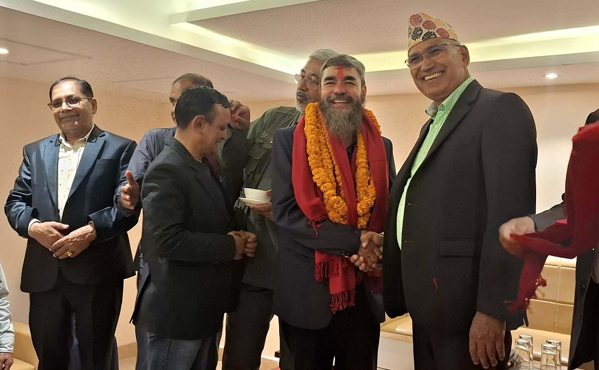 नेकपा केन्द्रीय सदस्य तथा संविधान सभा सदस्य विनोद पहाडी एमाले प्रवेश