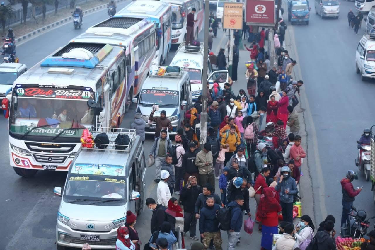 निर्वाचनका लागि काठमाडौँबाट गाउँ फर्किने यात्रुहरूको घुइँचो