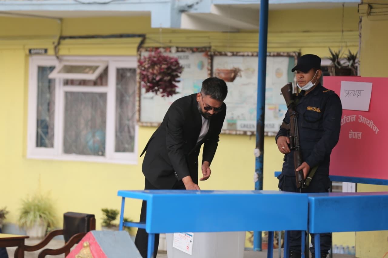 बालेन शाहले तीनकुनेको अन्नपूर्ण विद्यालय केन्द्रबाट गरे मतदान