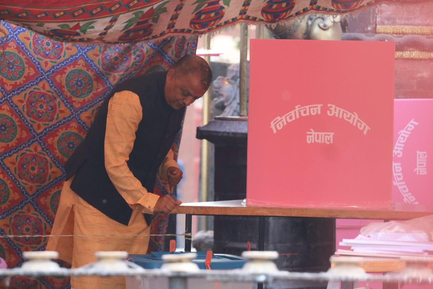 कांग्रेस सभापति गगन थापाले गरे मतदान