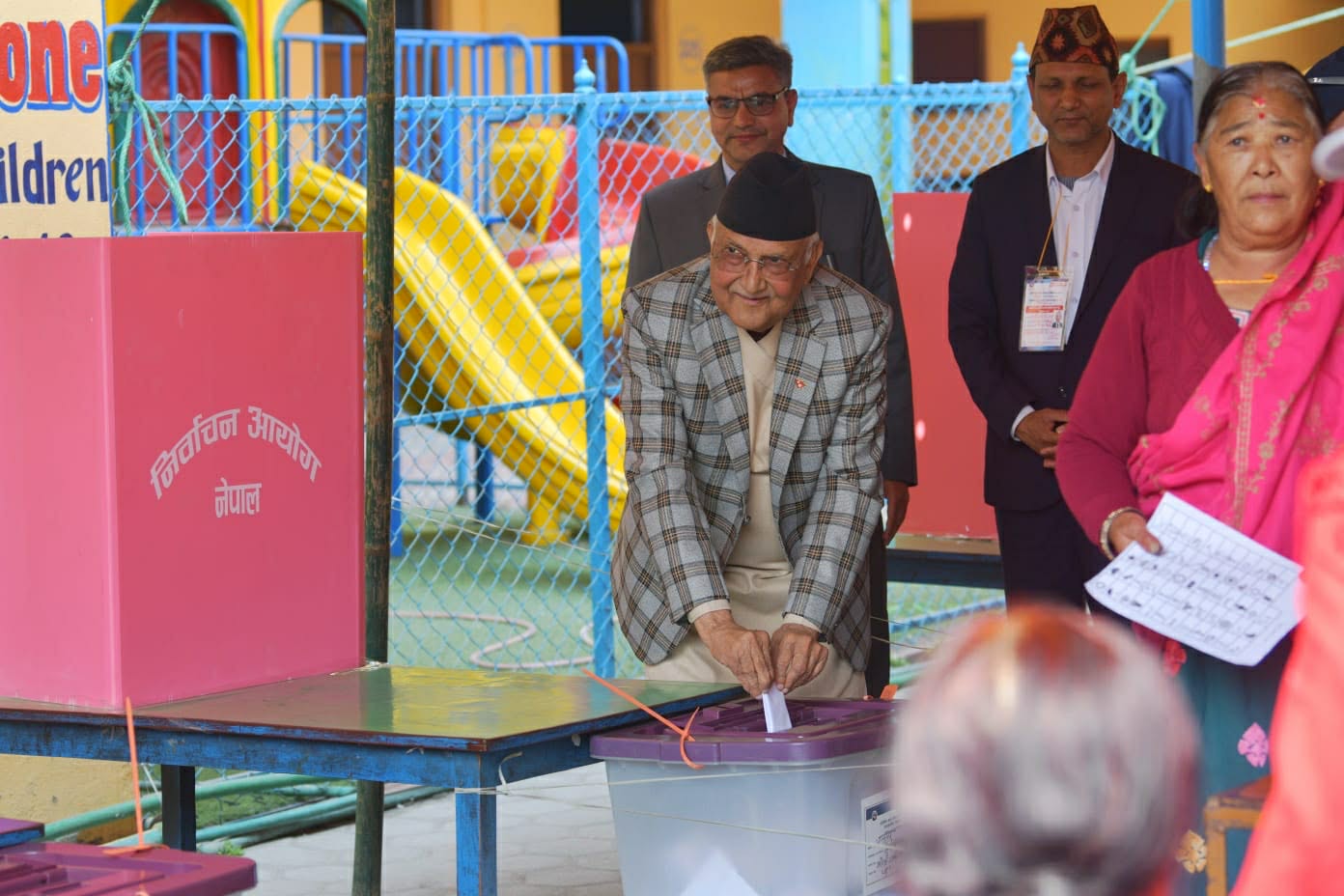 बालकोट पुगेर एमाले अध्यक्ष ओलीले गरे मतदान