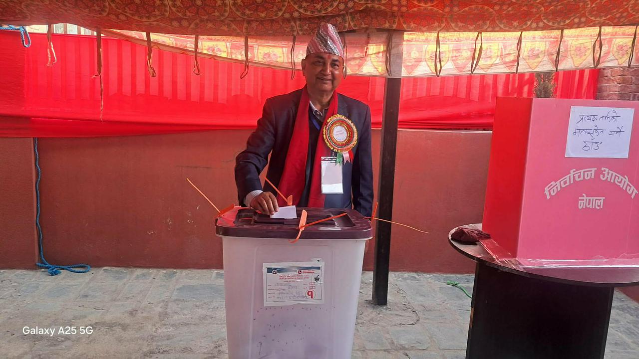 ईश्वर पोखरेलले गरे टोखा –६ को वडा कार्यालय मतदान