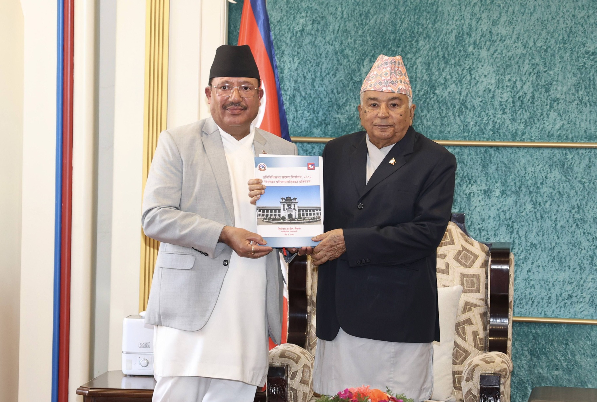 राष्ट्रपति पौडेल समक्ष निर्वाचन प्रतिवेदन २०८२ पेश