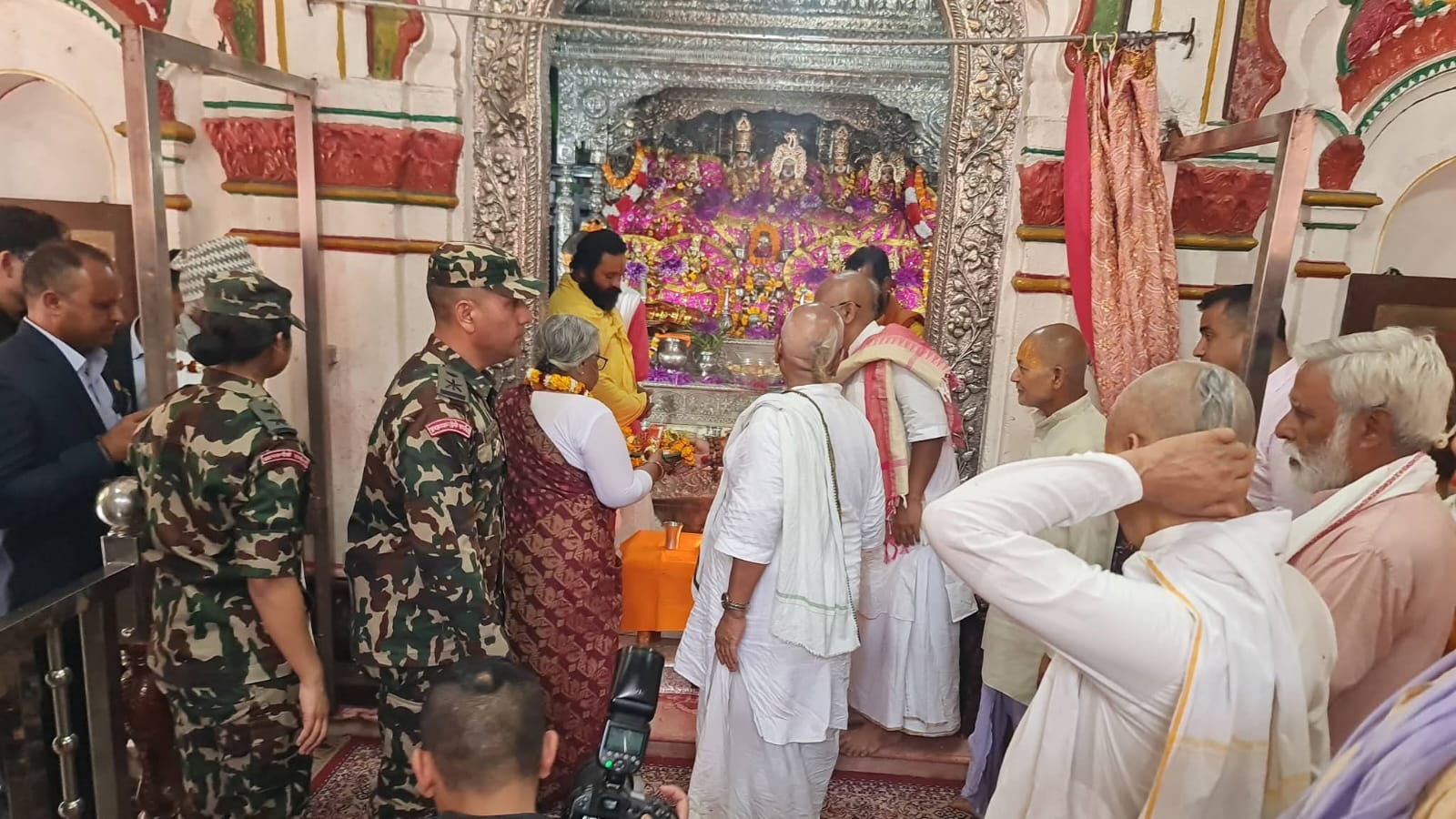 जानकी मन्दिरमा प्रधानमन्त्री कार्कीको पूजा अर्चना