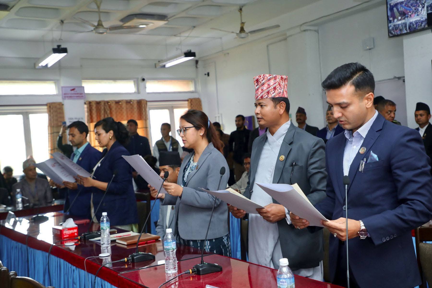 नवनिर्वाचित संसदीय समितिका सभापतिद्वारा पद तथा गोपनीयताको शपथ ग्रहण