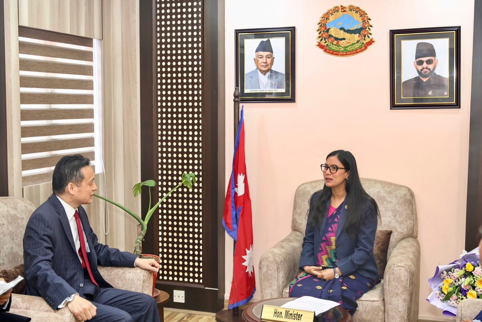मन्त्री गौतम र चिनियाँ राजदूतबीच शिष्टाचार भेट