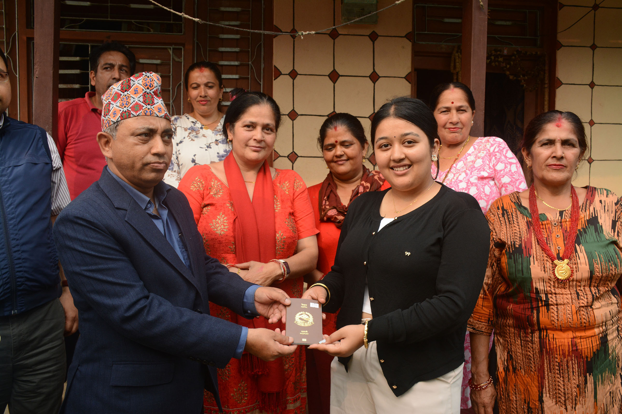 हुलाकबाट घरमै राहदानी वितरण १४ जिल्लामा सुरु, साढे दुई लाख सवारी ‘लाइसेन्स’ ढुवानी