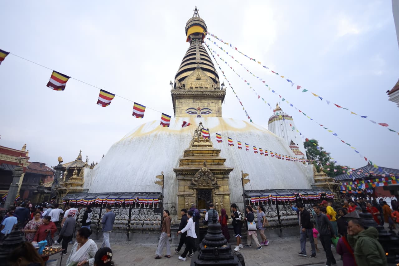 बुद्ध जयन्तीको अवसरमा बौद्ध र स्वयम्भूमा श्रद्धालुको घुइँचो (तस्बिरसहित)