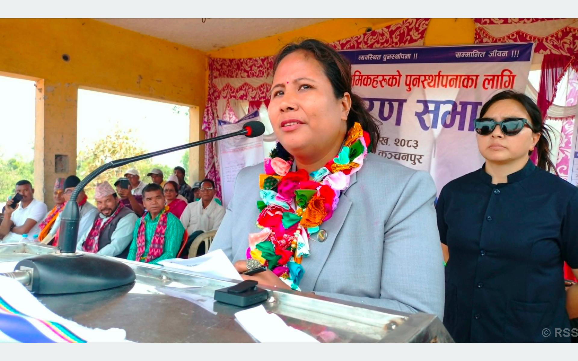 मुक्तकमैयालगायत समुदायका समस्या समाधान गर्न सरकार प्रतिबद्ध छ : मन्त्री चौधरी