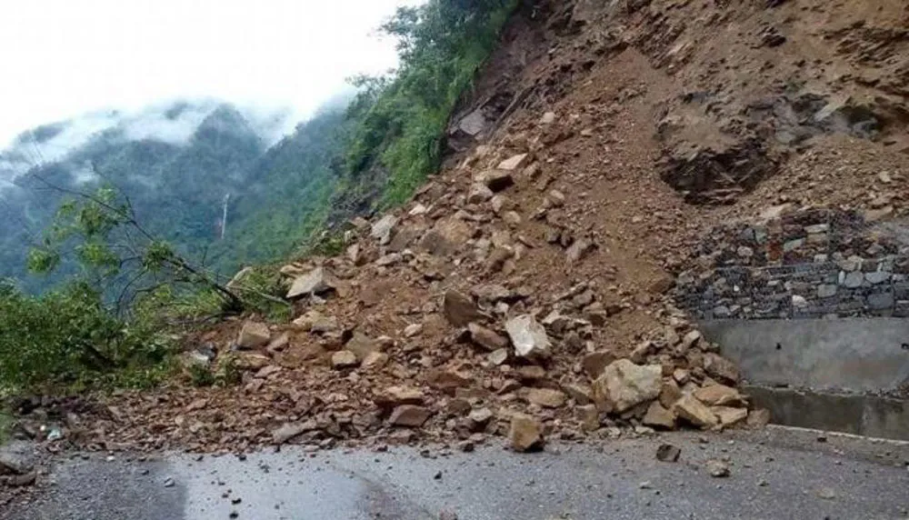 अविरल वर्षा र पहिरोले देशका प्रमुख राजमार्गहरू अवरुद्ध: सावधानी अपनाउन प्रहरीको आग्रह