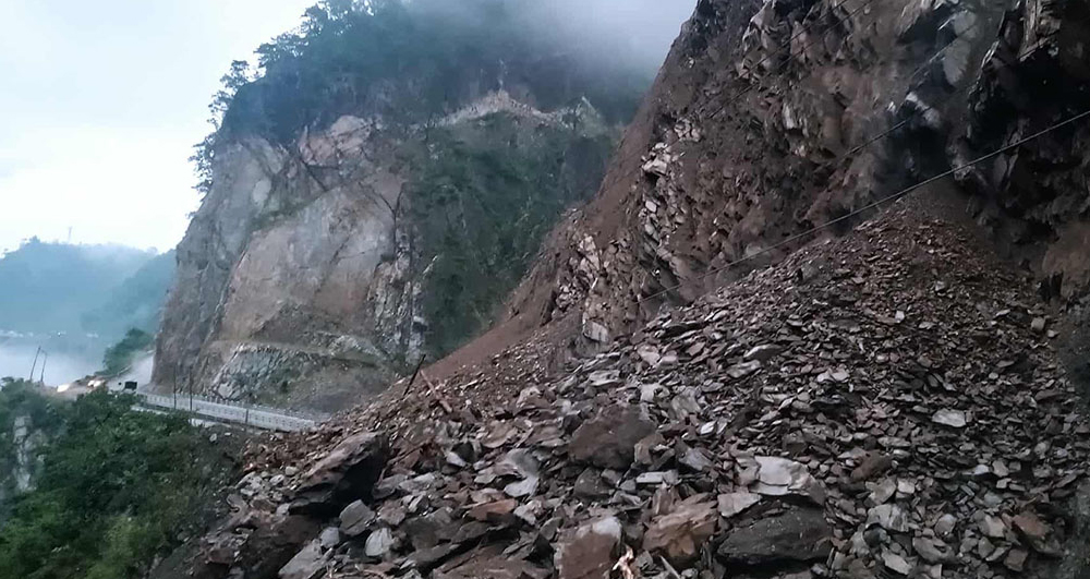 बाढी र पहिरोले  सडक मर्मतका कारण मुख्य राजमार्गहरुमा यातायात प्रभावित