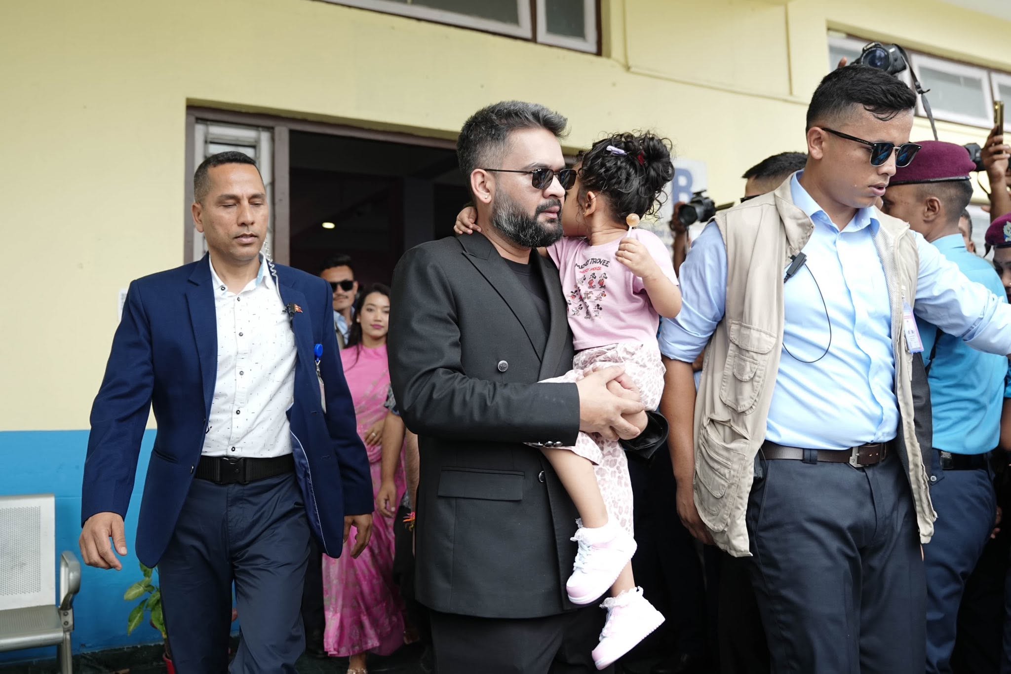 रास्वपा महाधिवेशनमा सहभागी हुन प्रधानमन्त्री बालेन शाह परिवारसहित चितवन पुगे