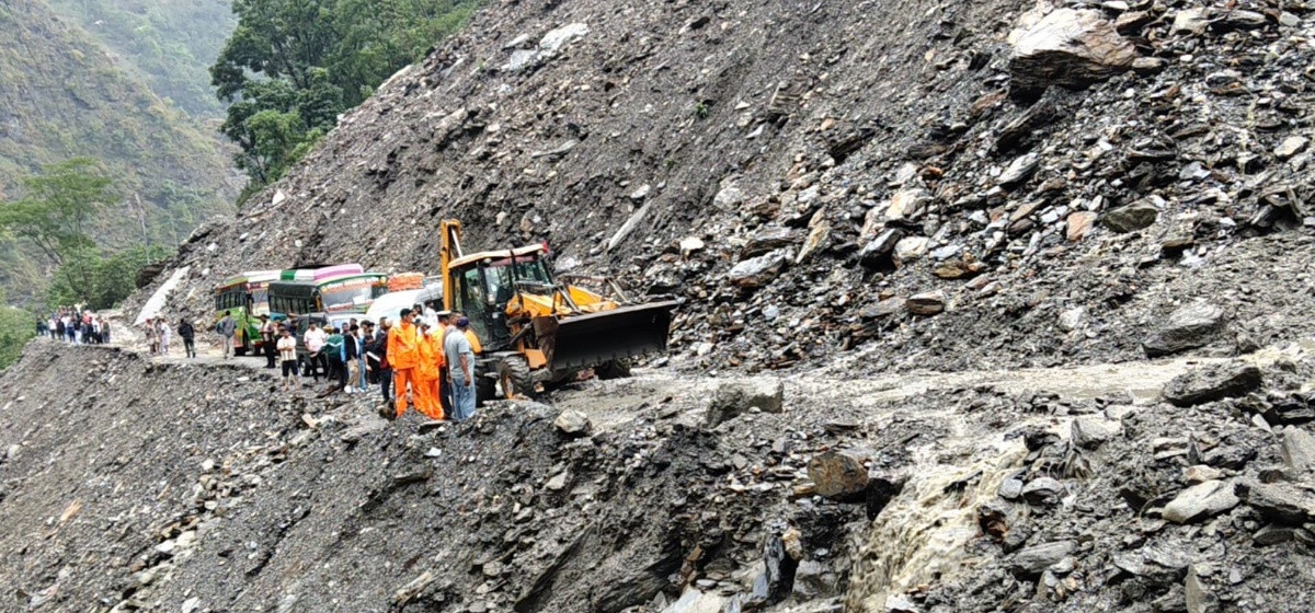 बाढीपहिरोले छ राजमार्ग अवरुद्ध