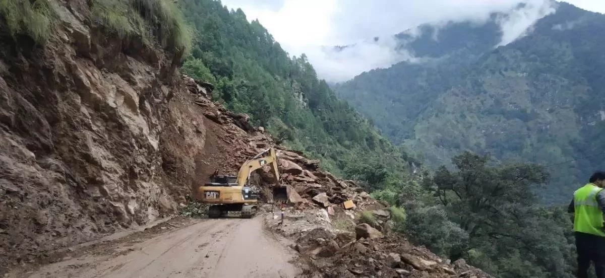 वर्षा-पहिरोले नौ राजमार्ग पूर्ण रूपमा अवरुद्ध