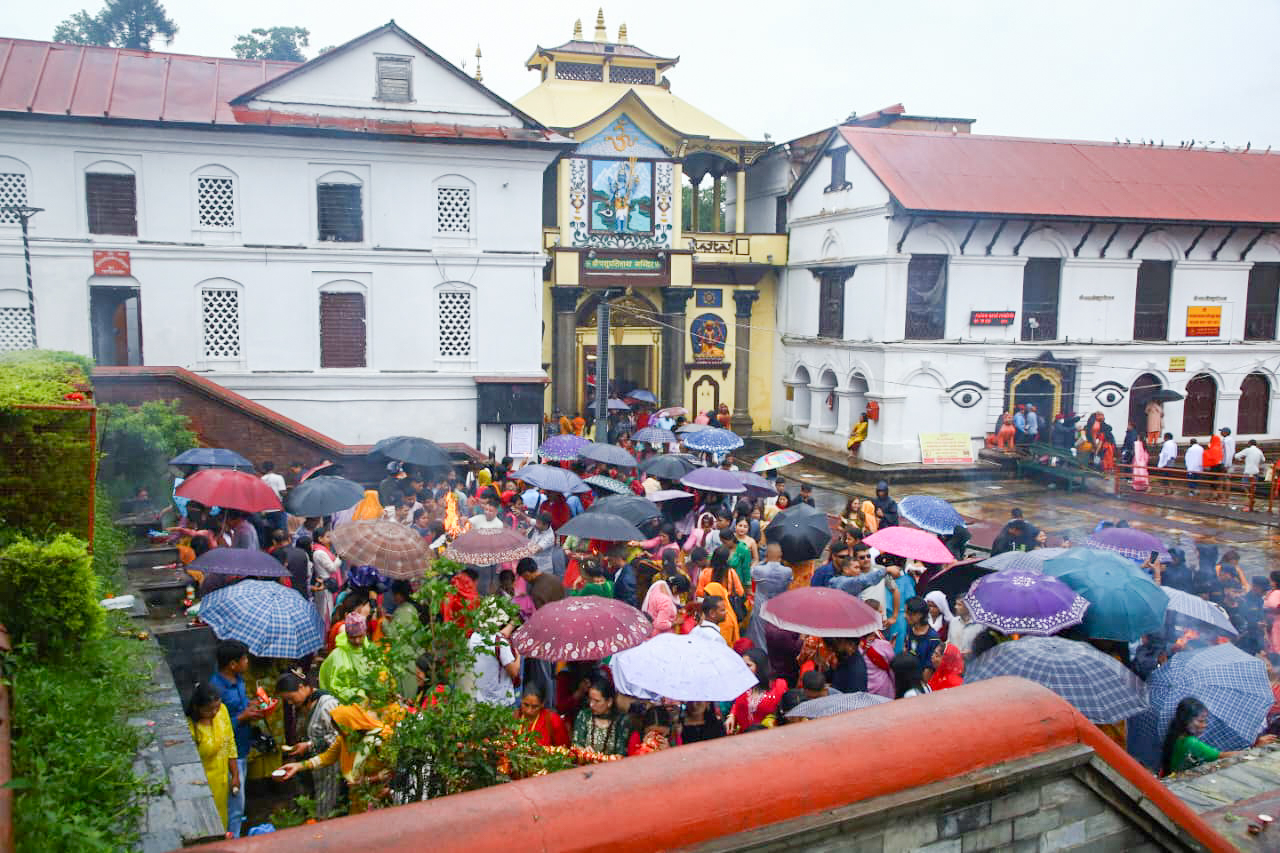 आज साउन महिनाको तेस्रो सोमबार पशुपतिनाथमा दर्शनार्थीको घुइँचो