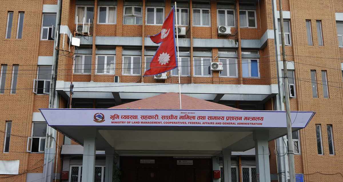 भूमि प्रशासनका जटिल लिखत र फाराम सरलीकरण हुँदै, सेवाग्राहीले आफैँ भर्न सक्ने
