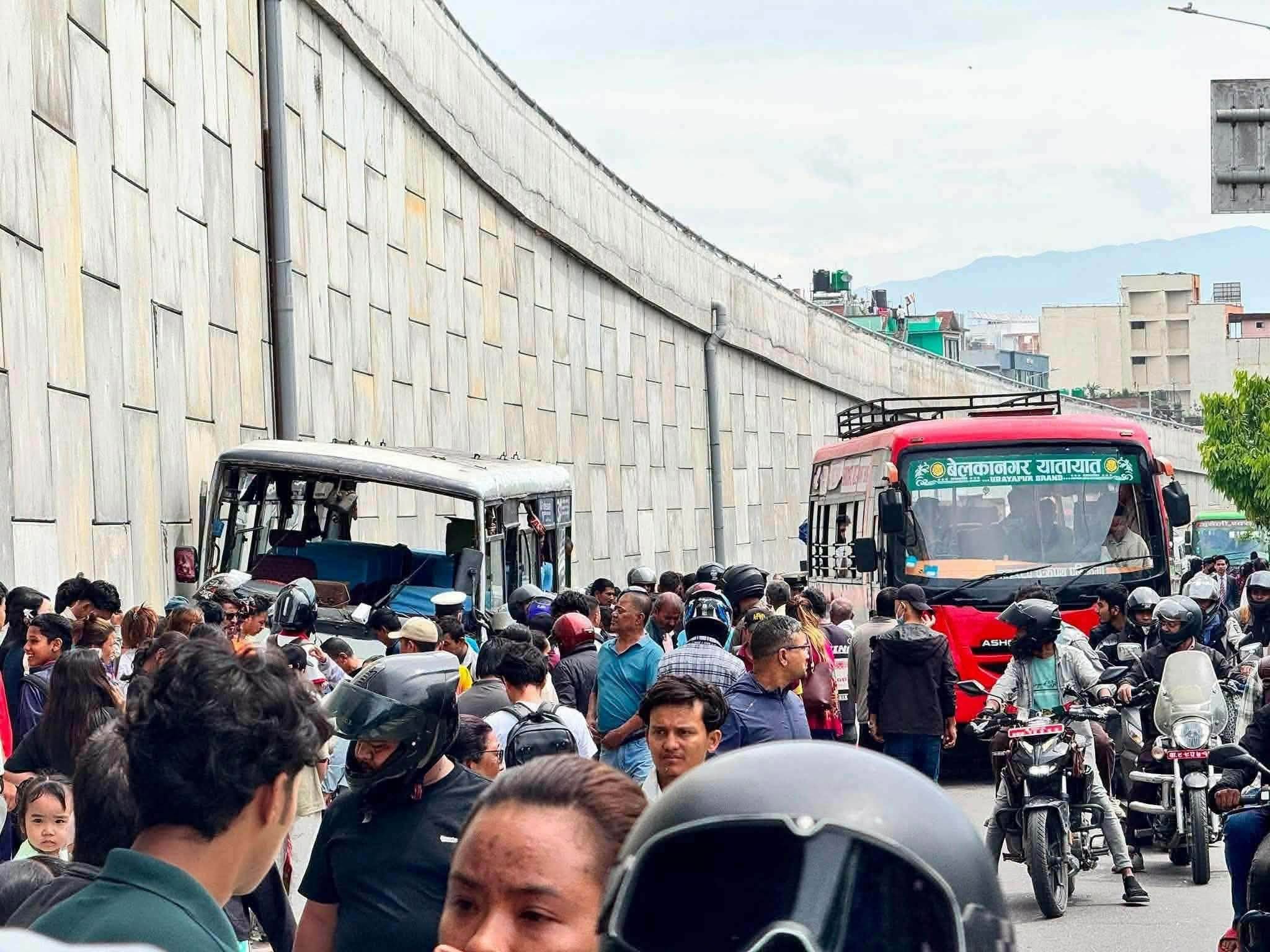 ग्वार्कोमा बस दुर्घटना हुँदा एक जनाको मृत्यु १८ जना घाइते