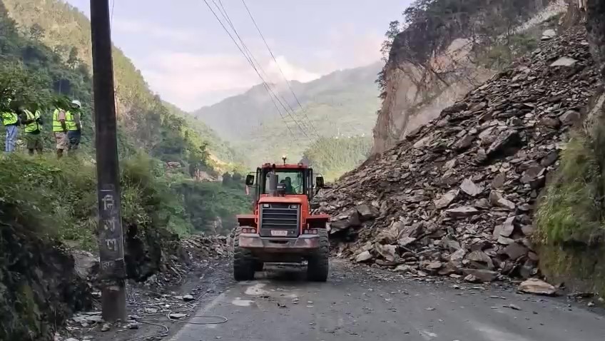 वर्षाका कारण देशका विभिन्न स्थानमा सडक अवरुद्ध