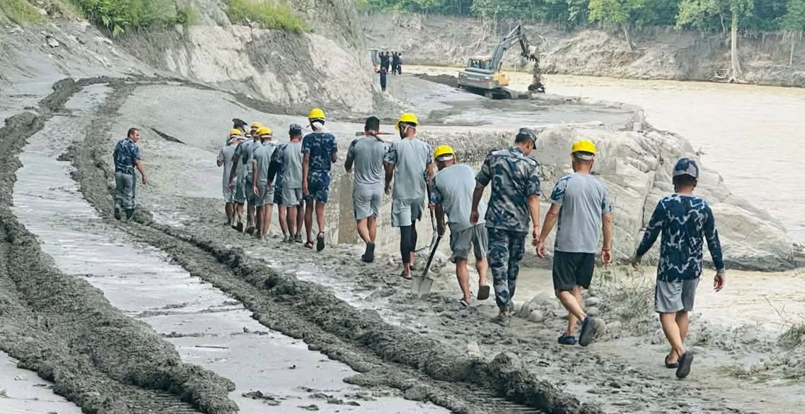 रसुवाको भोटेकोशीमा आएको विनाशकारी बाढीपछि बन्द रहेको पृथ्वी राजमार्ग सञ्चालनमा