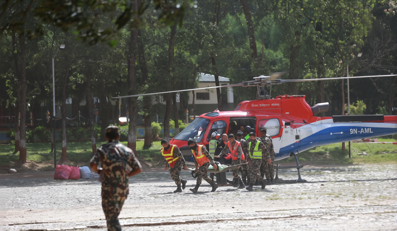 नेपाली सेनाका हेलिकोप्टरमार्फत धुन्चे र हाकुबेँसी क्षेत्रबाट थप १८३ जनाको उद्धार