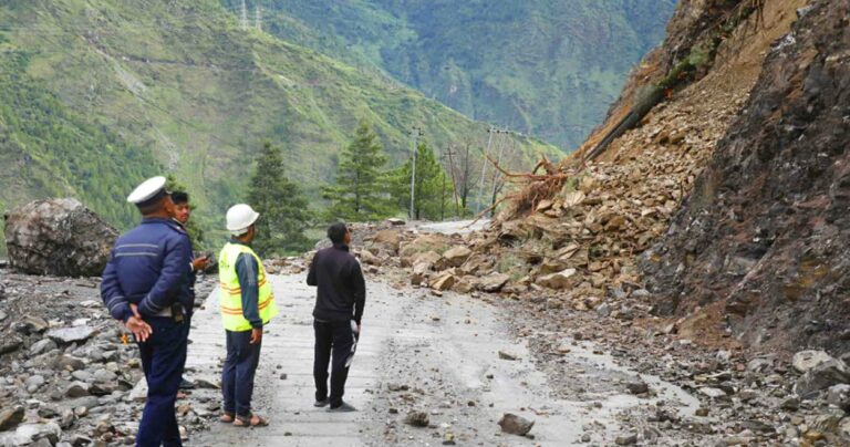 देशका विभिन्न मुख्य राजमार्गहरू पूर्ण रूपमा अवरुद्ध (विवरणसहित)