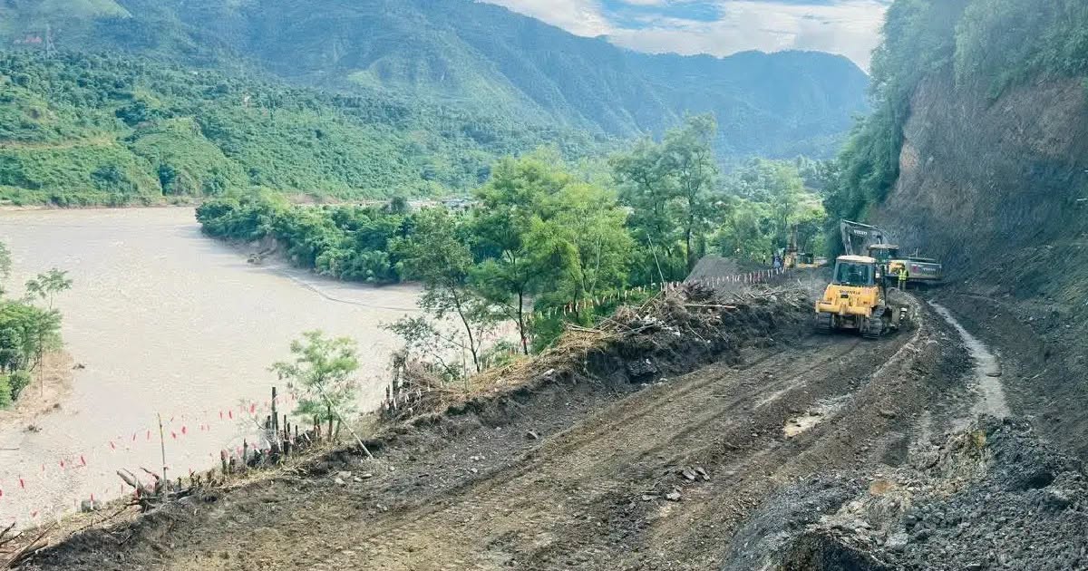 पृथ्वी राजमार्गको कृष्णभीरमा खोलिएको ट्र्याकमा ग्राभेल गर्न थालियो