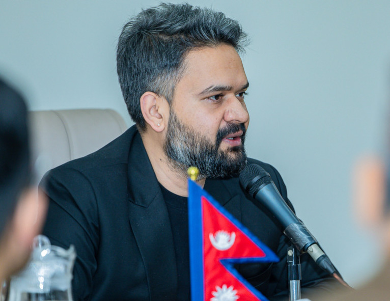 बढीको कारण विपद् संकटग्रस्त रहेका  स्थानीय तहका जनप्रतिनिधिसँग छलफल गर्दै प्रधानमन्त्री