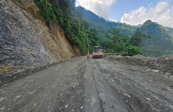 अठार दिनपछि कृष्णभिरको सडकमा दुईतर्फी यातायात सेवा सञ्चालन