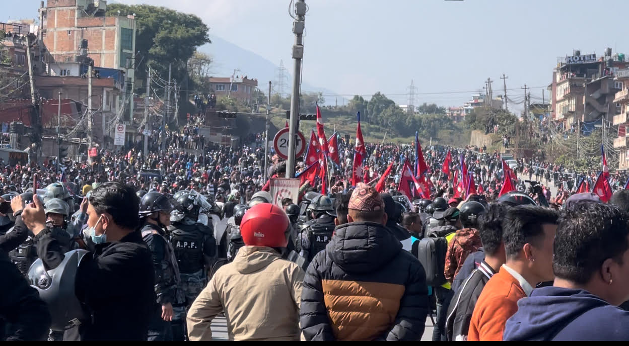 दुर्गा प्रसाईंको बल्खु र राष्ट्रिय युवासंघको तीनकुनेमा  प्रदर्शन। बल्खुमा झडप।