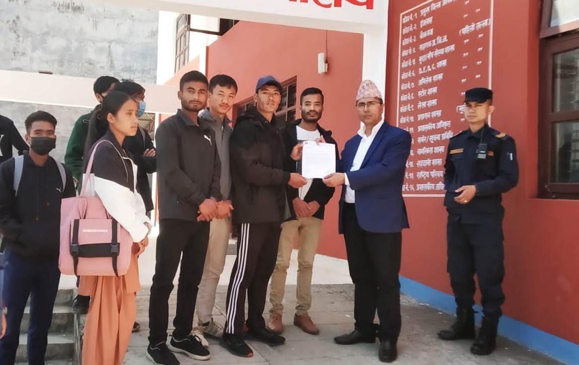 पाल्पाका विद्यार्थी संगठनहरूले ४५ प्रतिशत भाडा छुट माग्दै प्रमुख जिल्ला अधिकारी समक्ष ज्ञापनपत्र