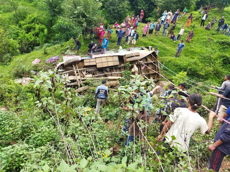 राेल्पाकाे त्रिवेणीमा बस दुर्घटना, २ जनाकाे मृृत्‍यु , सात जना गम्भीर घाइते