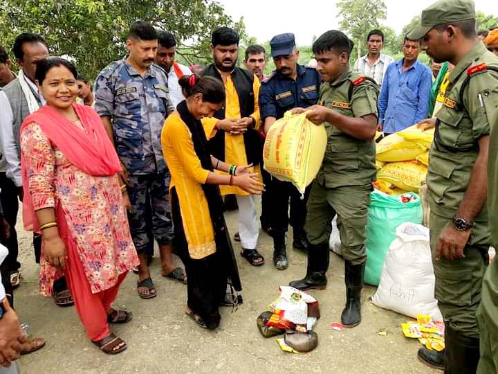 राहत लिएर गाउपालिका अध्यक्ष यादव पुगे ; बाढिपिडितकाे घर आगनमा