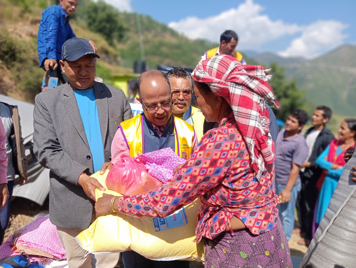 लायन्स क्लब इन्टरनेशनल द्वारा भूकम्प पिडित  ३ सय १० घर परिवारलाई राहत वितरण।