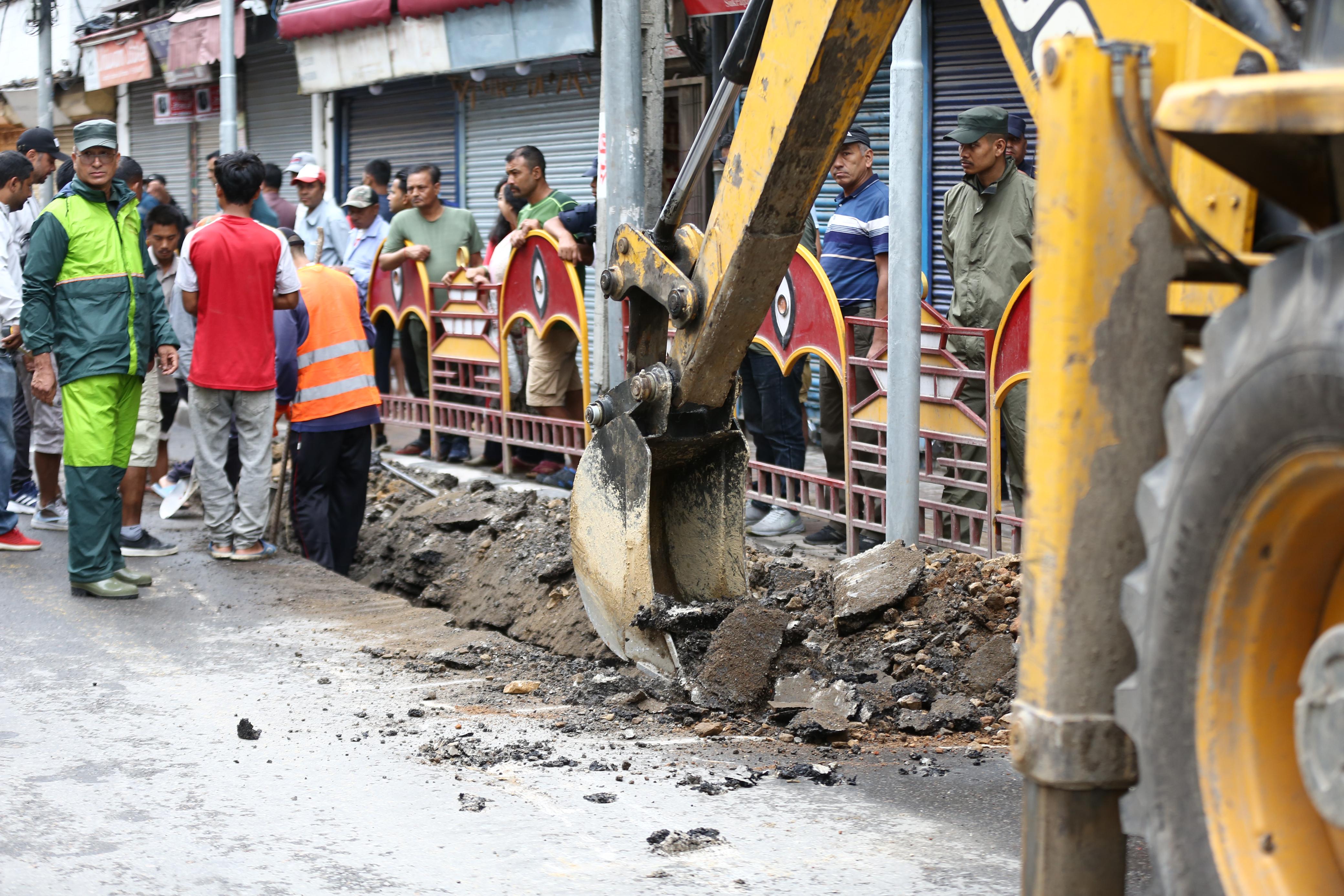 उच्च अदालत आदेश‍ आएसँगै काठमाडौं महानगरले फेरि शुरू गर्‍यो न्युरोडको फुटपाथ बढाउने काम