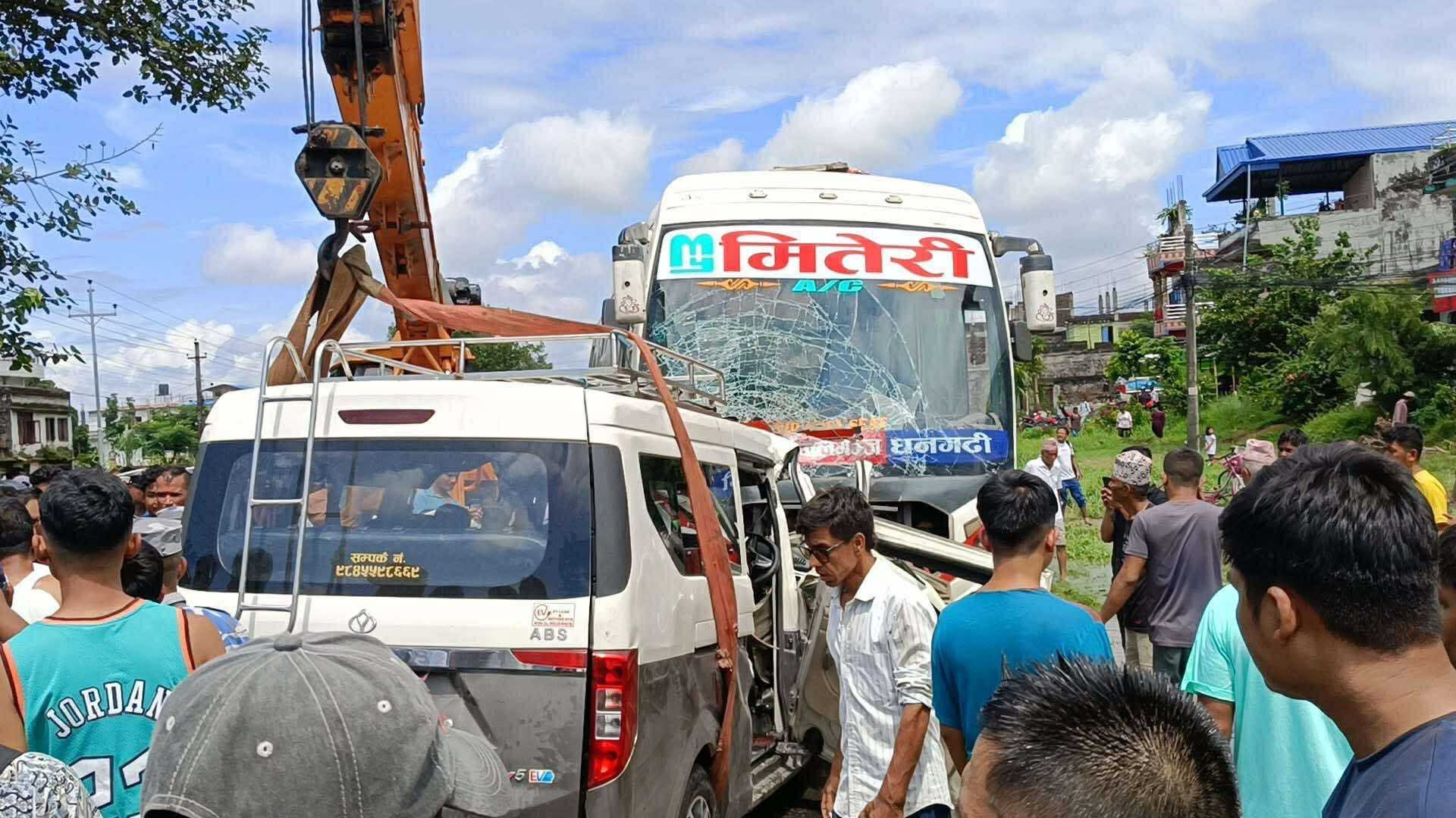 चितवनमा बस र इभी ठक्किँदा ७ जनाको मृत्यु, १८ जना घाइते