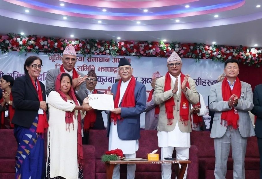 प्रधानमन्त्री ओलीद्वारा भूमिहीन दलित एवं सुकुमबासीलाई जग्गाधनी पुर्जा वितरण