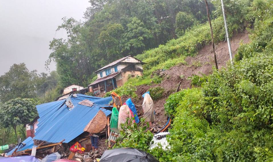 पर्वतको लाङ्दी पहिरो :  पुरिएका दम्पतीमध्ये श्रीमान् मृत फेला, श्रीमतीको खोजी जारी