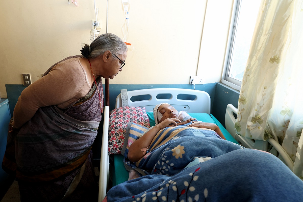 प्रधानमंत्री कार्कीले जेनजी आन्दोलनमा दुवै आँखा गुमाएका घाइतेलाई भेटिन्