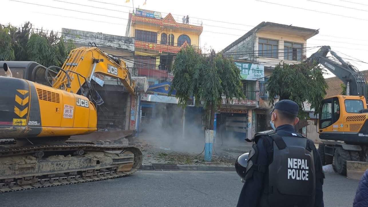 हेटौँडामा सडक बिस्तार गर्न डोजर