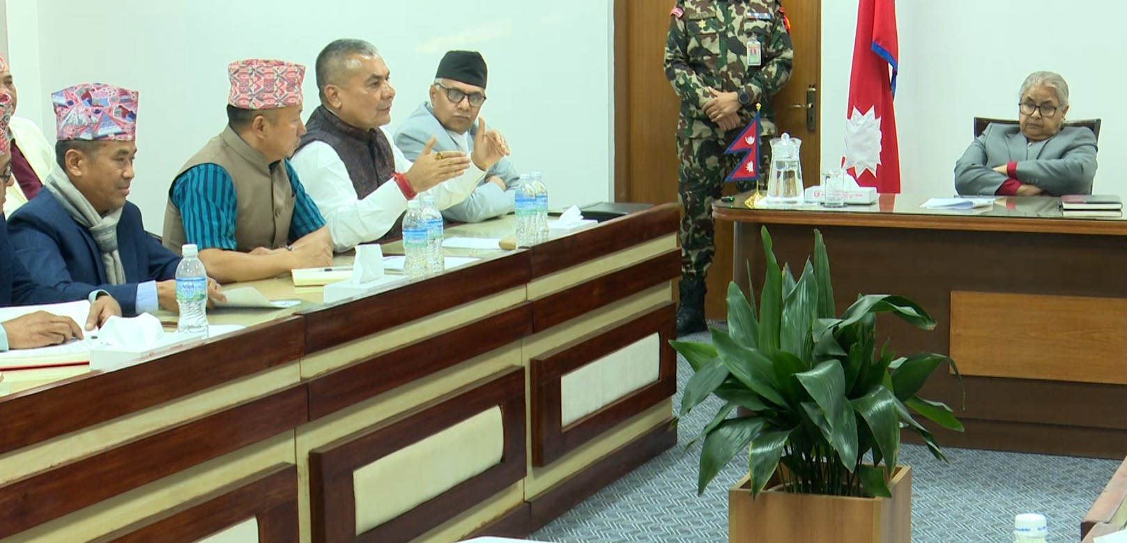 मेडिकल व्यवसायी दुर्गा प्रसाईंले सरकारसंग राखे  जनमत संग्रहको माग