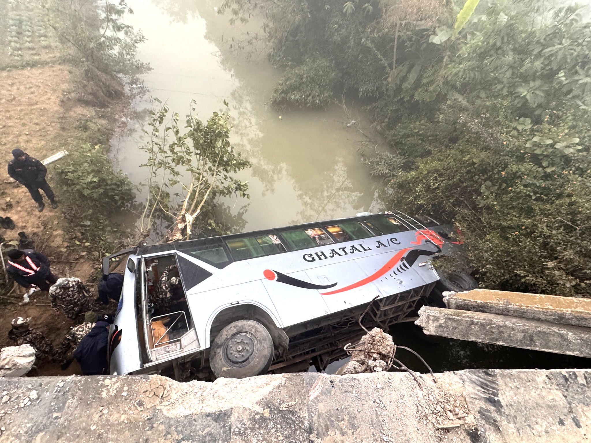 डडेल्धुराबाट काठमाडौँतर्फ जादैगरेको बस दाङमा दुर्घटना, २२ यात्री घाइते