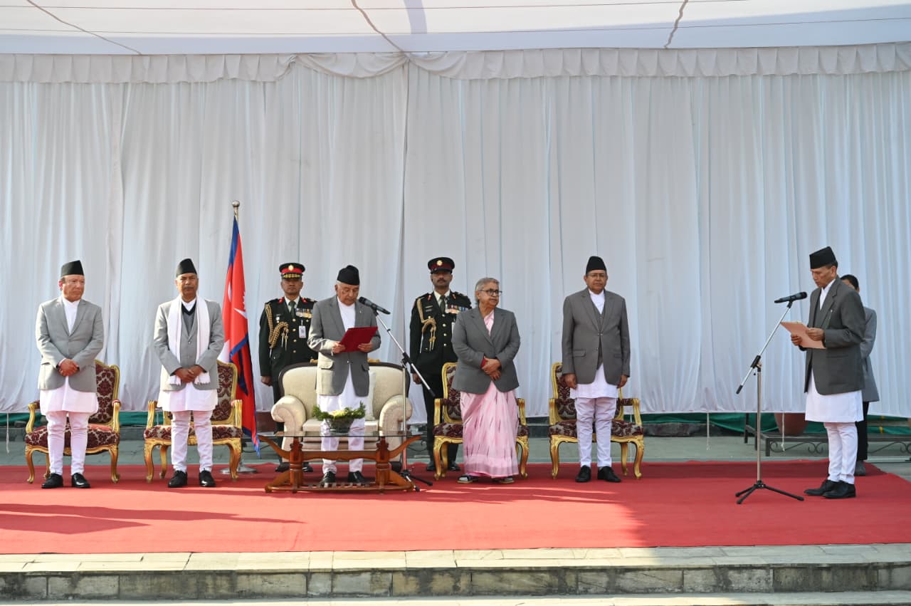 नवनियुक्त परराष्ट्रमन्त्री बालानन्द शर्माको लिए शपथ